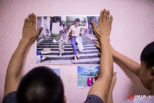 人民日报：这张父子照曾火遍全国，如今他们的故事比照片更动人