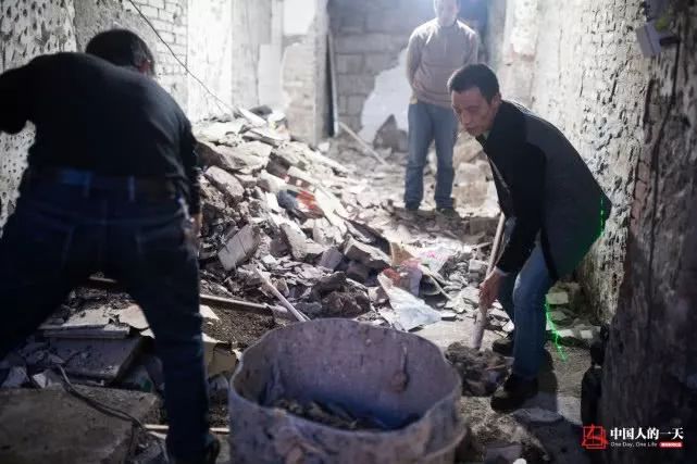 人民日报：这张父子照曾火遍全国，如今他们的故事比照片更动人