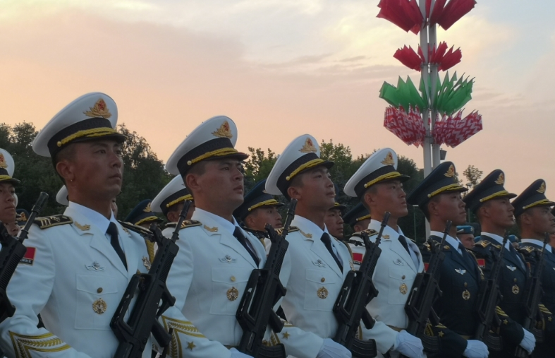 解放军仪仗队在白俄罗斯参加独立日阅兵彩排
