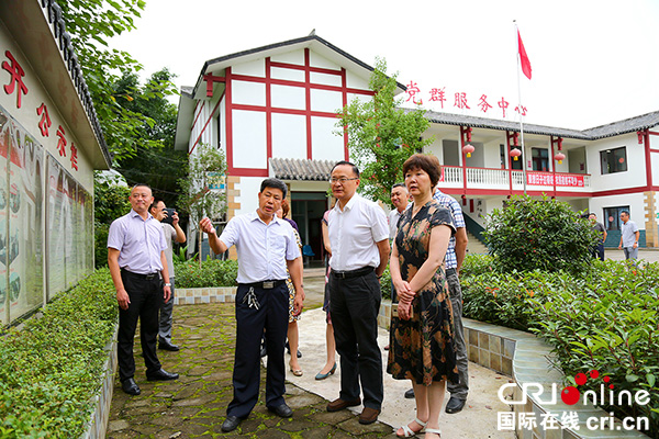 图片默认标题_fororder_4谭豹一行在团结镇土柱村调研基层人大工作开展情况