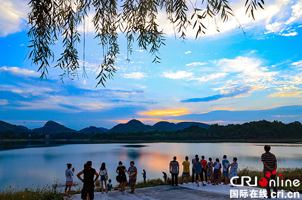 图片默认标题_fororder_湖畔纳凉观景--乐享环保成果（1）