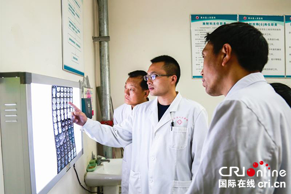 图片默认标题_fororder_王大浒（右二）指导黑水县人民医院医务人员（彭州市委宣传部-供图）