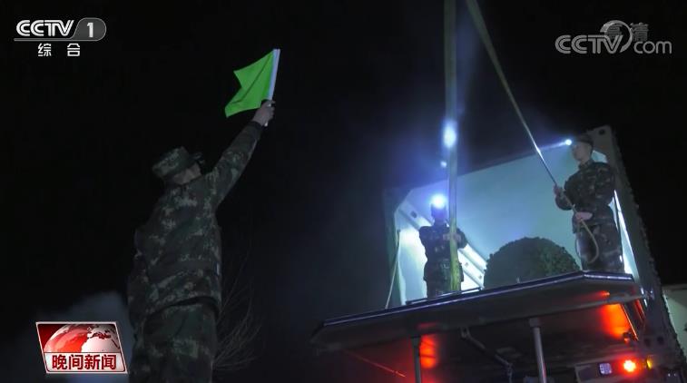 [央视网]火箭军：“东风快递哥”昼夜兼程演练特装输送