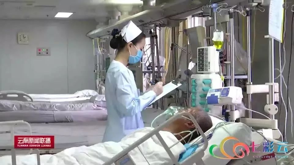 人民日报■昆明街头救活昏迷少年的白衣小姐姐，原来她的故事也是