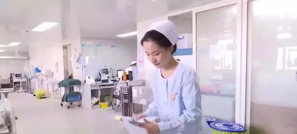 人民日报■昆明街头救活昏迷少年的白衣小姐姐，原来她的故事也是