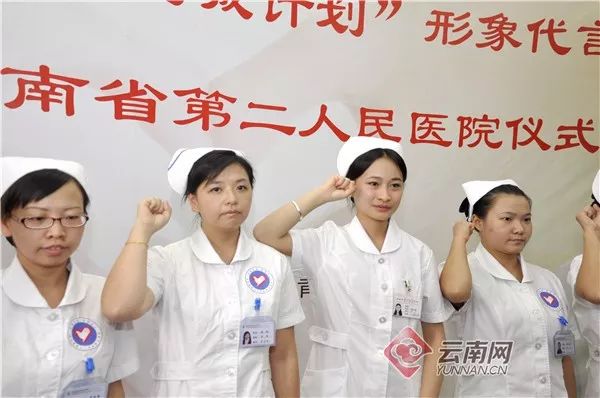 人民日报■昆明街头救活昏迷少年的白衣小姐姐，原来她的故事也是