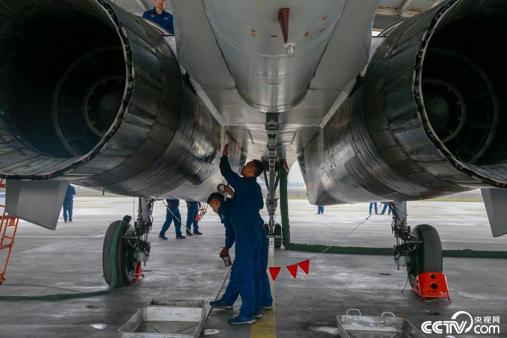 央视网：这样的飞行训练才像打仗！开训对抗升空战斗 实战“火药