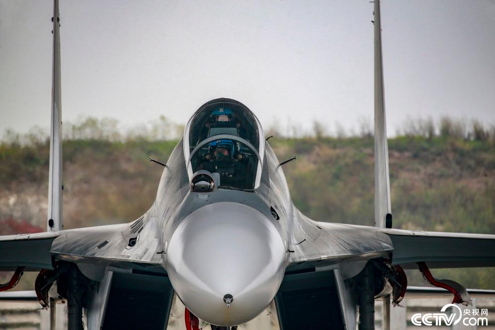 央视网：这样的飞行训练才像打仗！开训对抗升空战斗 实战“火药