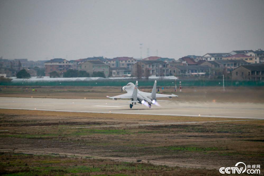 央视网：这样的飞行训练才像打仗！开训对抗升空战斗 实战“火药