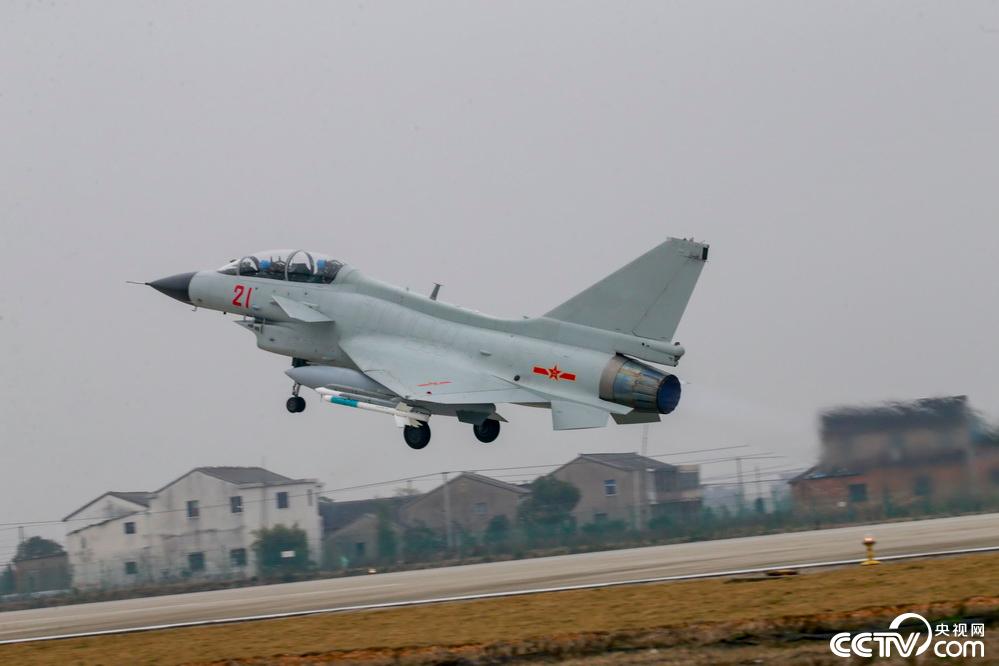 央视网：这样的飞行训练才像打仗！开训对抗升空战斗 实战“火药