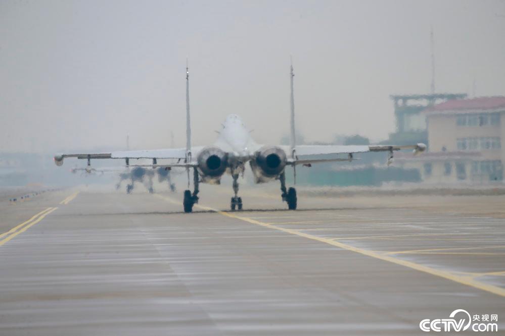 央视网：这样的飞行训练才像打仗！开训对抗升空战斗 实战“火药