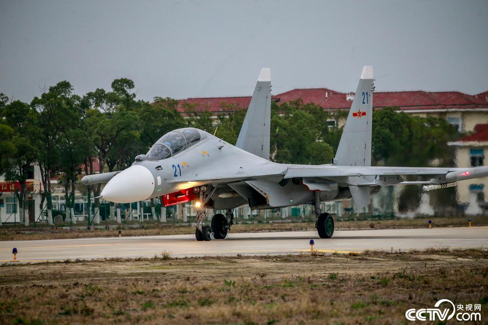 央视网：这样的飞行训练才像打仗！开训对抗升空战斗 实战“火药