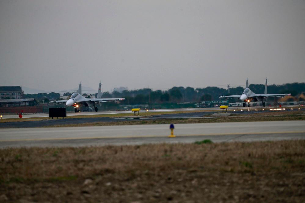 央视网：这样的飞行训练才像打仗！开训对抗升空战斗 实战“火药