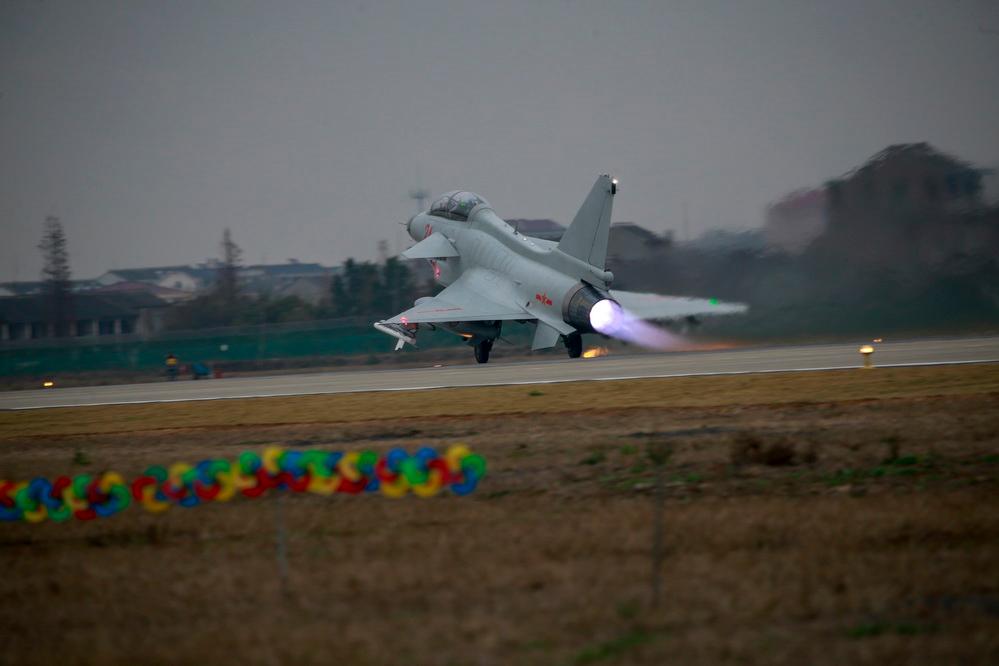 央视网：这样的飞行训练才像打仗！开训对抗升空战斗 实战“火药