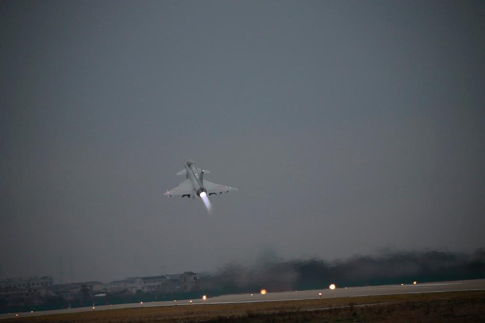 央视网：这样的飞行训练才像打仗！开训对抗升空战斗 实战“火药