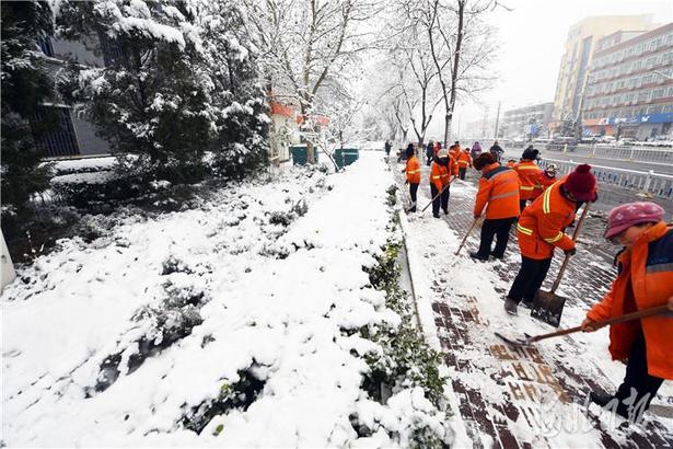 广阳环卫工人清晨扫雪保畅通