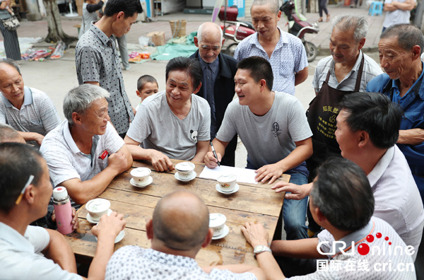 图片默认标题_fororder_廉情监督员郑钧建(执笔者),-利用赶场天在刘家老茶馆向喝茶的群众详细了解基层党风廉政建设情况