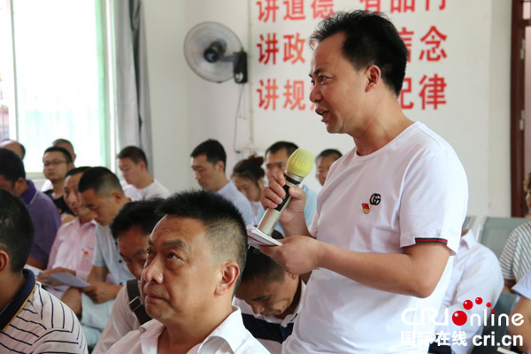 图片默认标题_fororder_图为党员提问-陶俊伶-摄影