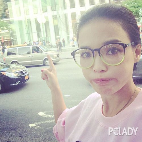 迪丽热巴戴眼镜扮丑 赵丽颖舒淇戴眼镜仍很美
