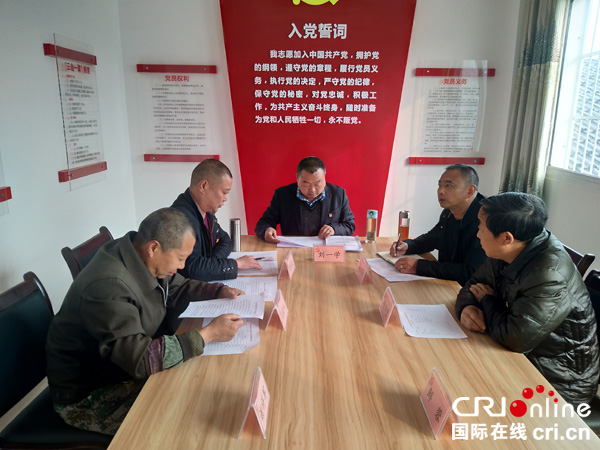 图片默认标题_fororder_刘一学(中)和班子成员一道研究脱贫攻坚工作（摄影-陈仁康）