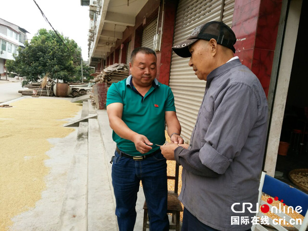 图片默认标题_fororder_刘一学（左）看望慰问社区贫困居民（摄影-陈仁康）