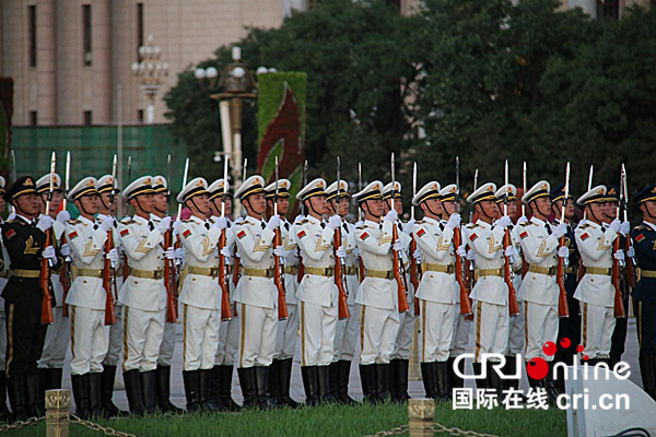 丝路大V观看升旗仪式 感受中国人民爱国热情