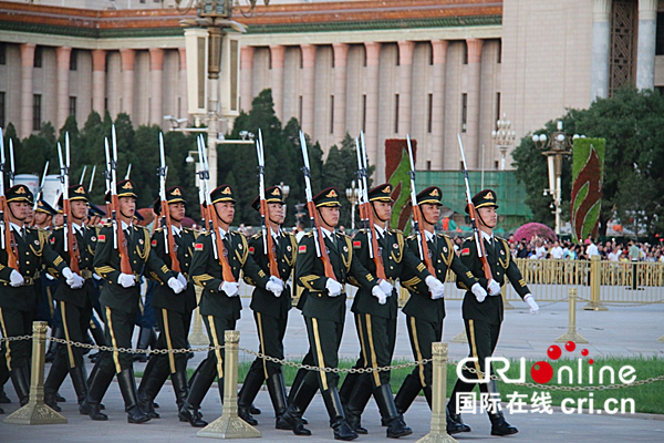 丝路大V观看升旗仪式 感受中国人民爱国热情