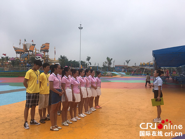 图片默认标题_fororder_风垚香谷水世界对员工进行安全培训