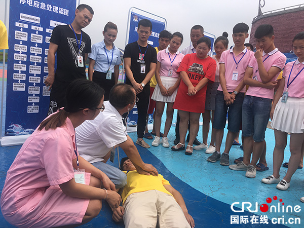 图片默认标题_fororder_医护人员现场讲解急救知识