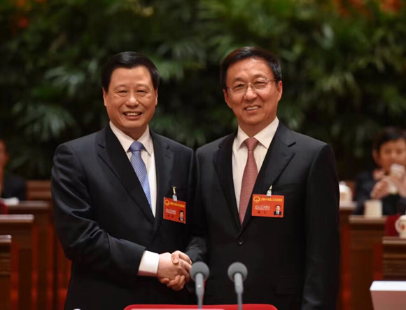 图片说明:中共中央政治局委员,上海市委书记韩正与新当选的上海市市长