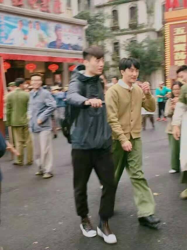 曝黄轩《芳华》路透照 知青气质迎面扑来(组图)