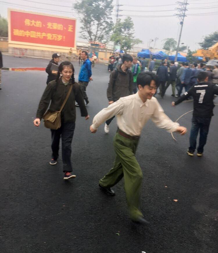 曝黄轩《芳华》路透照 知青气质迎面扑来(组图)