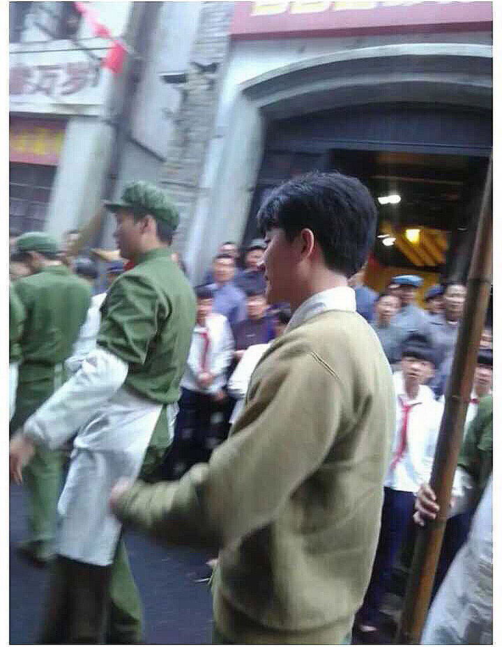 曝黄轩《芳华》路透照 知青气质迎面扑来(组图)