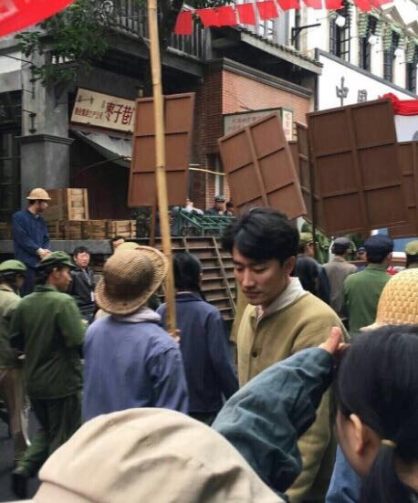 曝黄轩《芳华》路透照 知青气质迎面扑来(组图)
