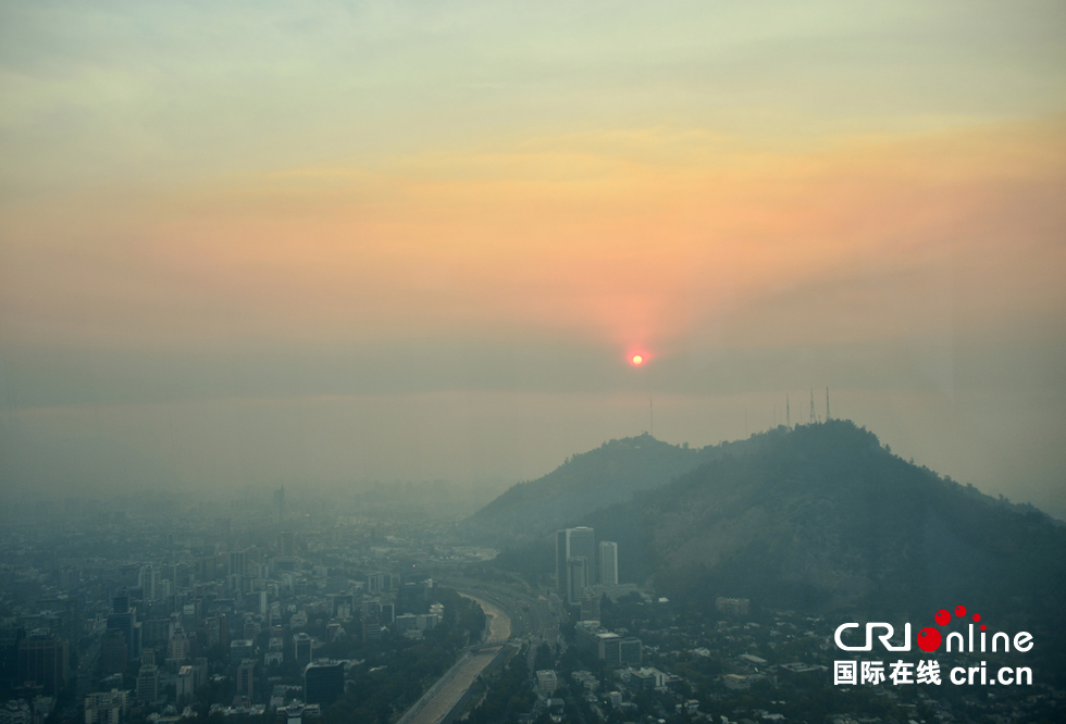 智利圣地亚哥山火致市区空气污染(高清组图)