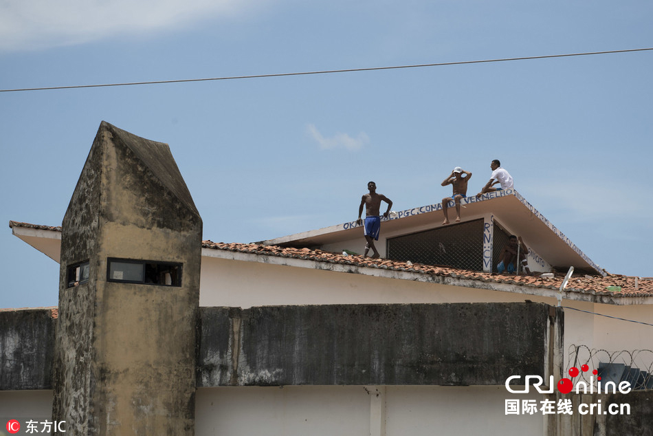 巴西监狱暴动持续 囚犯屋顶示威(组图)