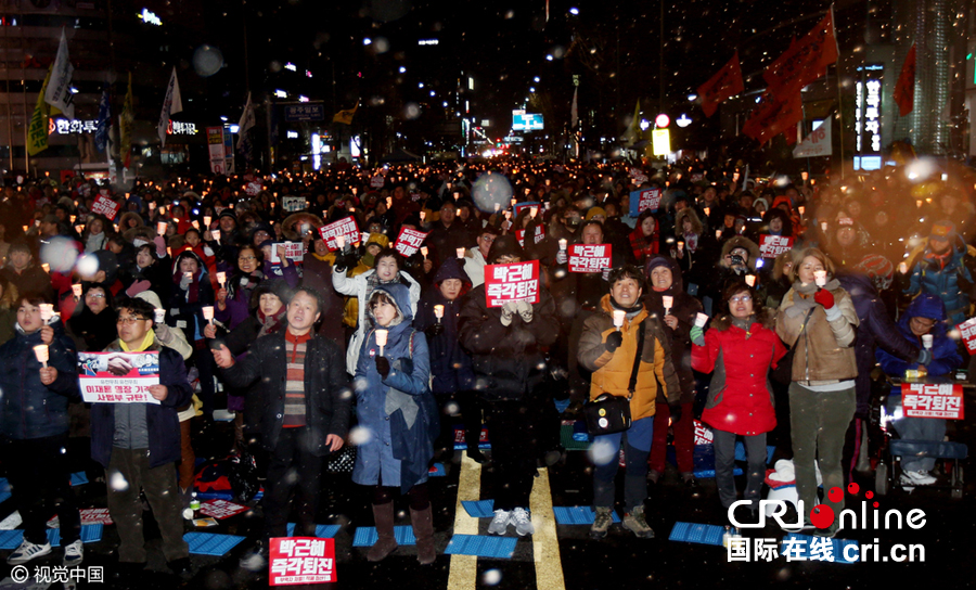 韩民众举行第13次烛光集会 敦促朴槿惠下台(组图)