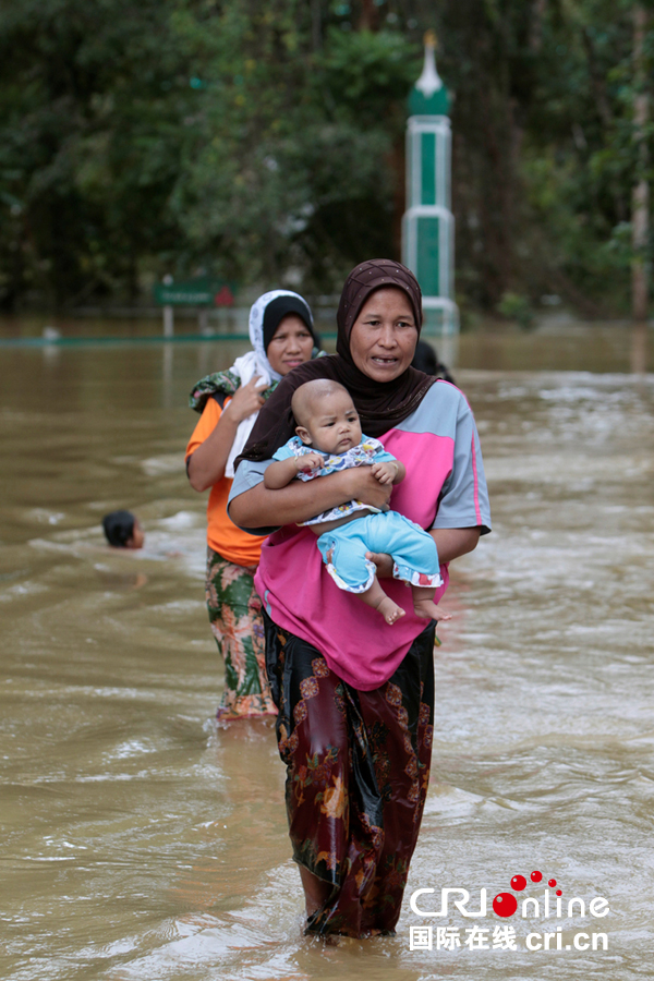 泰国南部洪水灾情严重 民众出行受阻