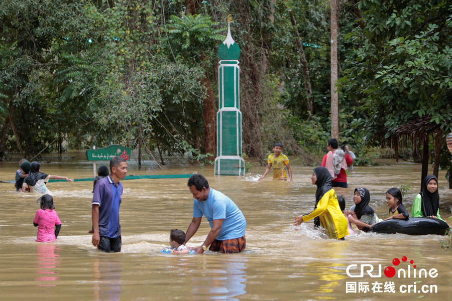 泰国南部洪水灾情严重 民众出行受阻