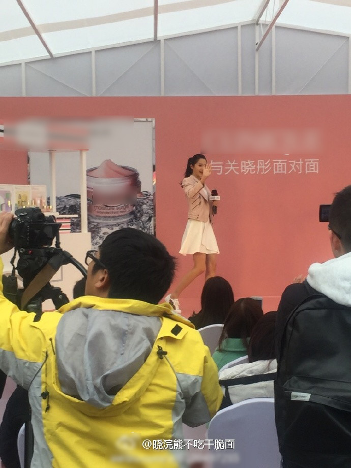关晓彤大冬天穿短裙 人特高腿巨长(组图)