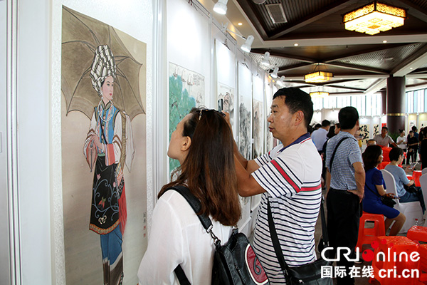 图片默认标题_fororder_游客参观展品--（摄影-高学兵）