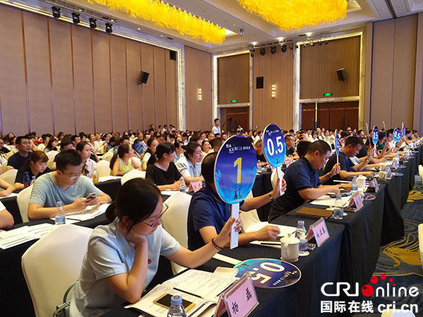 图片默认标题_fororder_大众评委举牌打分--摄影张勇