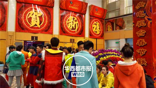 央视春晚第四次彩排 赵忠祥现身诉说历史故事