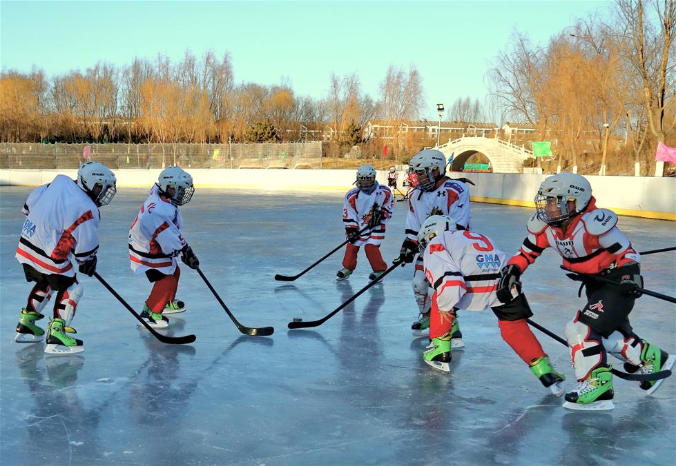 河北宣化少儿冰球队领跑群众冰雪运动