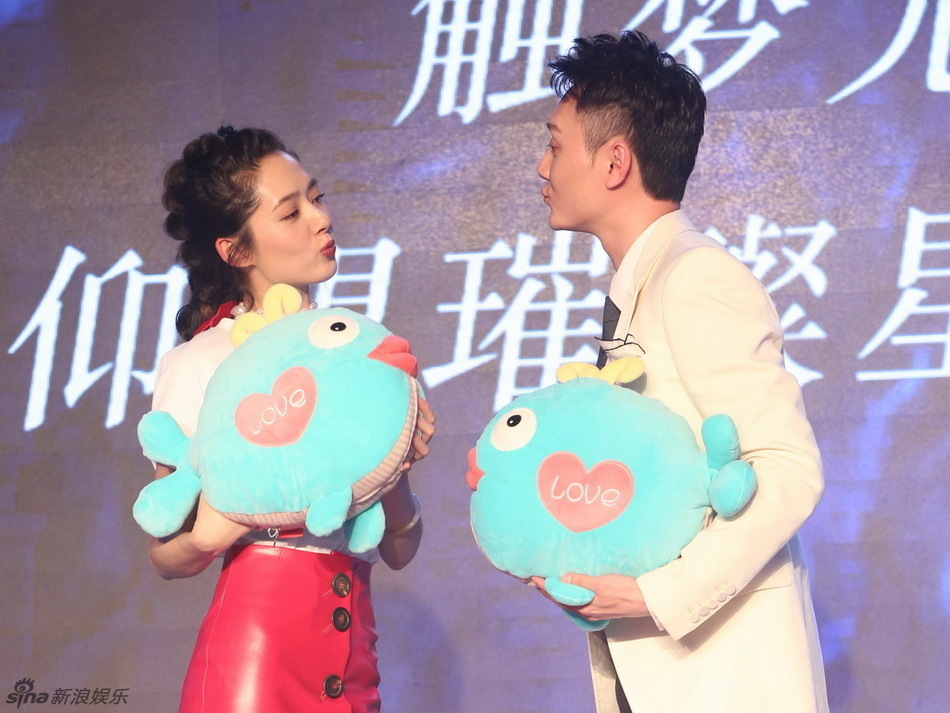 《那片星空》发布会 冯绍峰公主抱郭碧婷(组图)