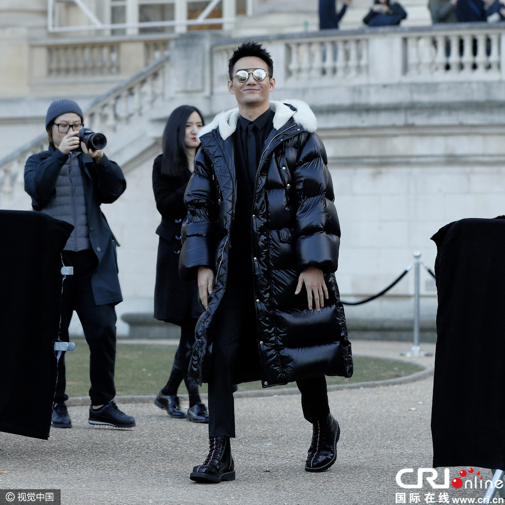 Dior Homme秀 王凯场外裹大衣变胖宝
