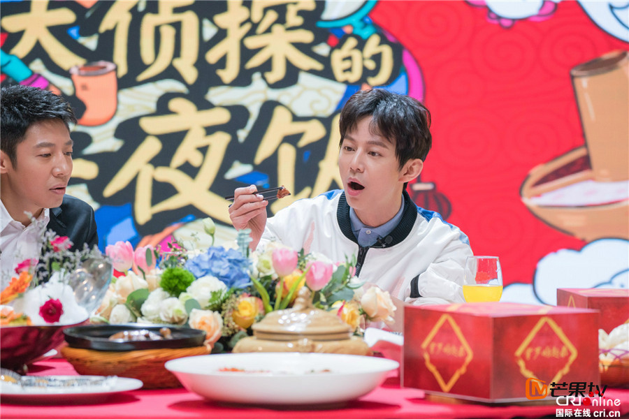 何炅为《明星大侦探2》录主题曲 自称有不老童颜