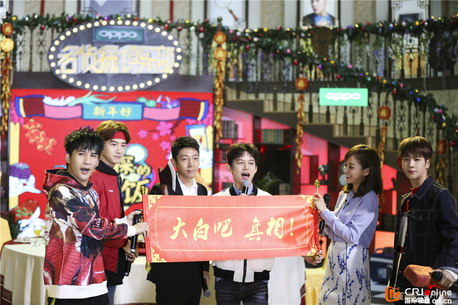 何炅为《明星大侦探2》录主题曲 自称有不老童颜