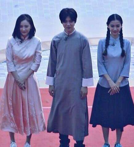 明星合影出卖鹿晗真实身高 鹿晗一直努力踮脚尖