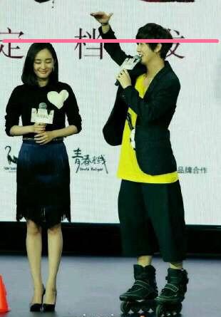 明星合影出卖鹿晗真实身高 鹿晗一直努力踮脚尖